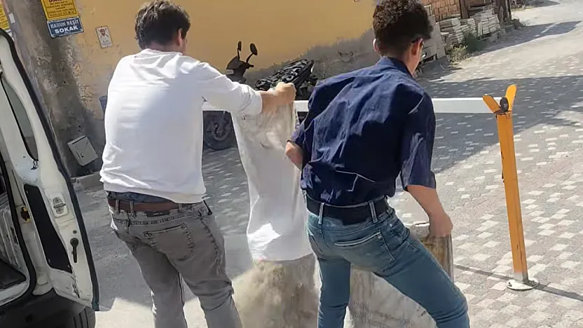 Belediye Çöpü Almayınca, Vatandaş Çöpleri Belediyenin Önüne Döktü!