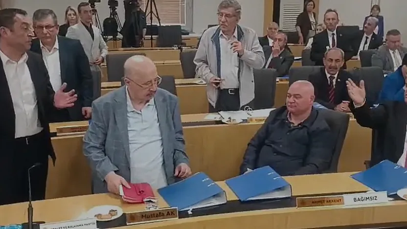 Belediye Meclisi'nde Konuşma İzni Verilmedi, Belediye Girişinde Açıklama Yaptı