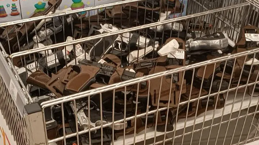 Bir Tarafta Şiddet Tartışması, Bir Tarafta Oyuncak Tabancalar…