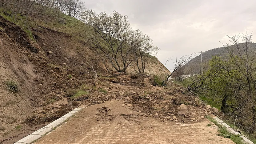 Bolvadin'de Heyelan Nedeniyle Yol Trafiğe Kapandı