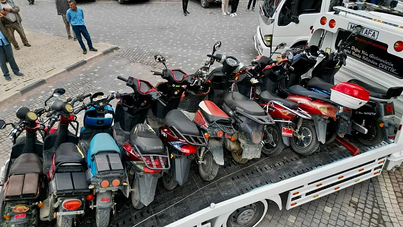 Bolvadin'de Trafik Denetimi: Plakasız ve Tescilsiz Motosikletler Yakalandı