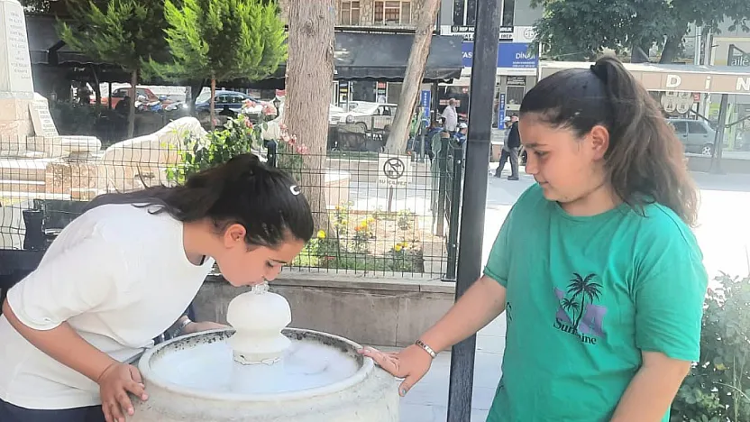 Bu İlçenin Sokaklarındaki Çeşmelerden 100 Yılı Aşkındır Buz Gibi Doğal Kaynak Suyu Akıyor