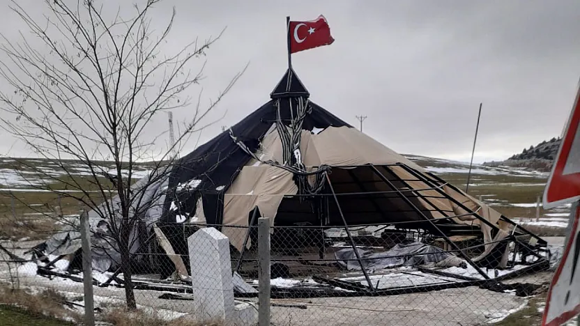 Çadır Salon Şiddetli Rüzgara Dayanamayarak Parçalandı