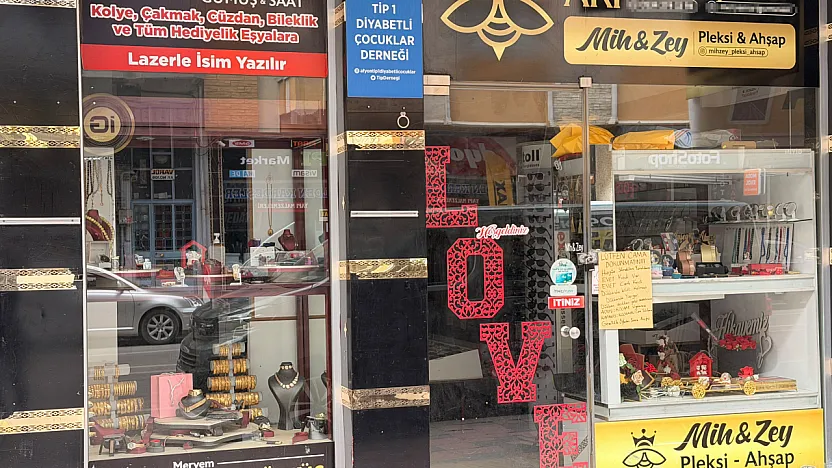 Cam Silmekten Yorulan Kadından Hem Güldüren Hem Düşündüren Bilgilendirme