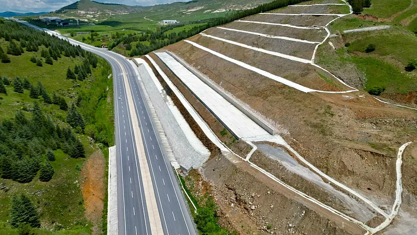 Çay ve Emirdağ Yolunda Heyelan Alarmı