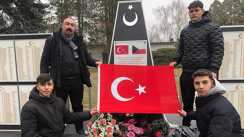 Çekya'daki Türk Şehitliğini Ziyaret Edip Bayrak Açtılar