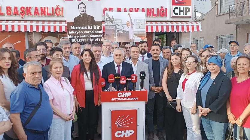 CHP Önünde Yeni Parti'ye Katılım Açıklaması