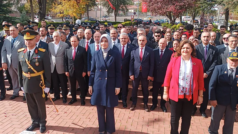 Cumhuriyetin 102. Yılında Çelenkler Sunuldu