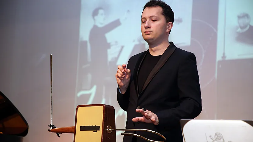 Dedesi İcat Etti, Kendisi Konser Verdi