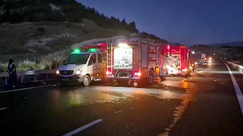 Denizli'de Bariyerlere Çarpan Yolcu Otobüsü Alev Aldı: 8 Ölü