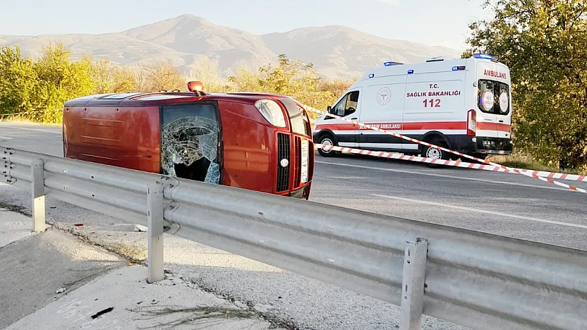 Devrilen Ticari Araçta 4 Kişi Kazayı Yara Almadan Atlattı