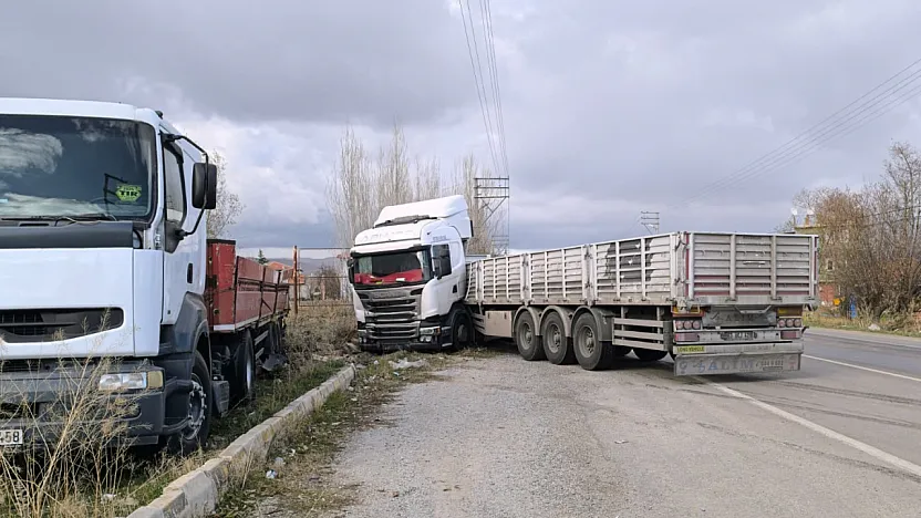 Direksiyon Hâkimiyetini Kaybeden Tır Önündeki Araca Çarptı