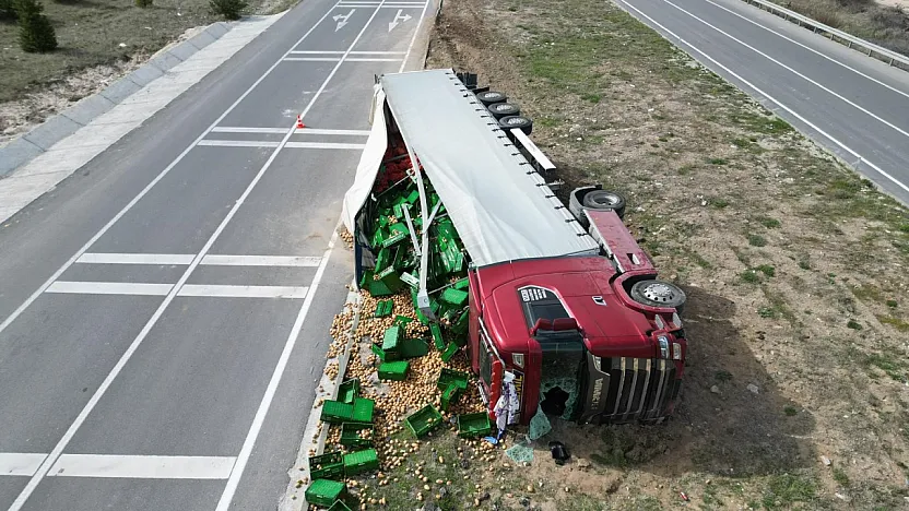 Direksiyon Hakimiyetini Kaybetti: Tır Refüje Devrildi