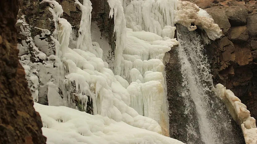 Donan Şelalenin Hayranlık Uyandıran Görüntüsü