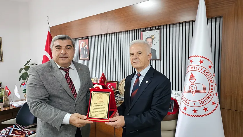 Eğitime Adanan Ömür… Vefa Plaketi Verildi