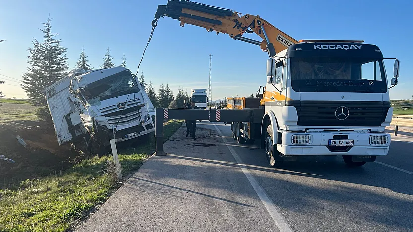 Ev Eşyası Yüklü Tır Kontrolden Çıkıp Şarampole Uçtu