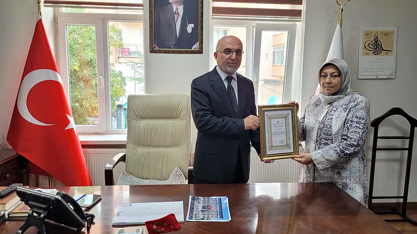 Fedakâr Müftü Yardımcısı'na Teşekkür Plaketi