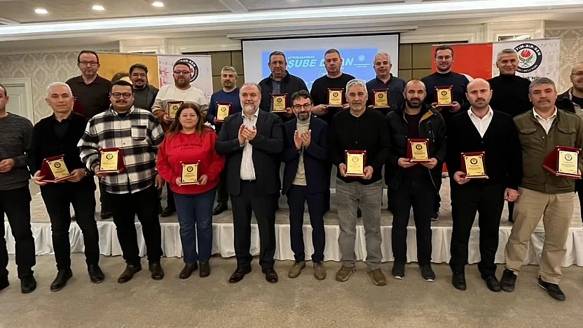 Gazlıgöl'de Dikkat Çeken Eğitim-Bir-Sen Zirvesi