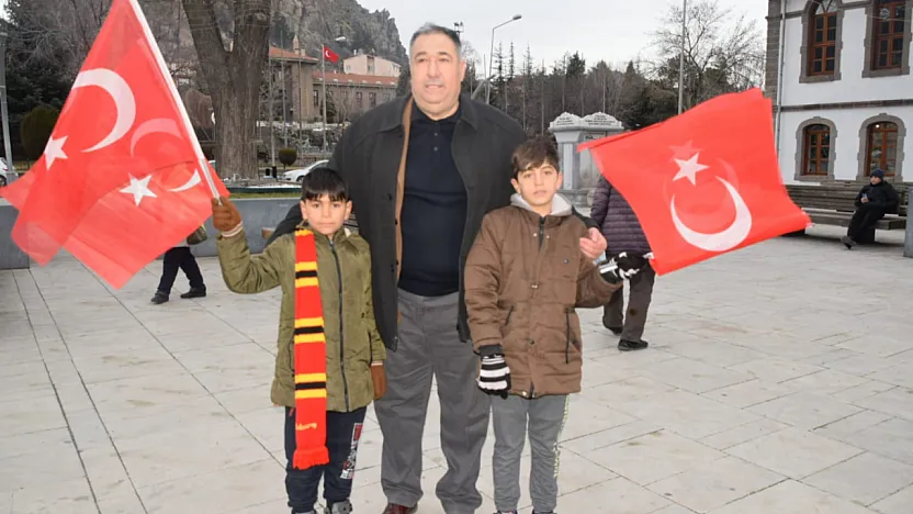 'Gerekirse Bedel Öder, Bayraktan Vazgeçmeyiz'