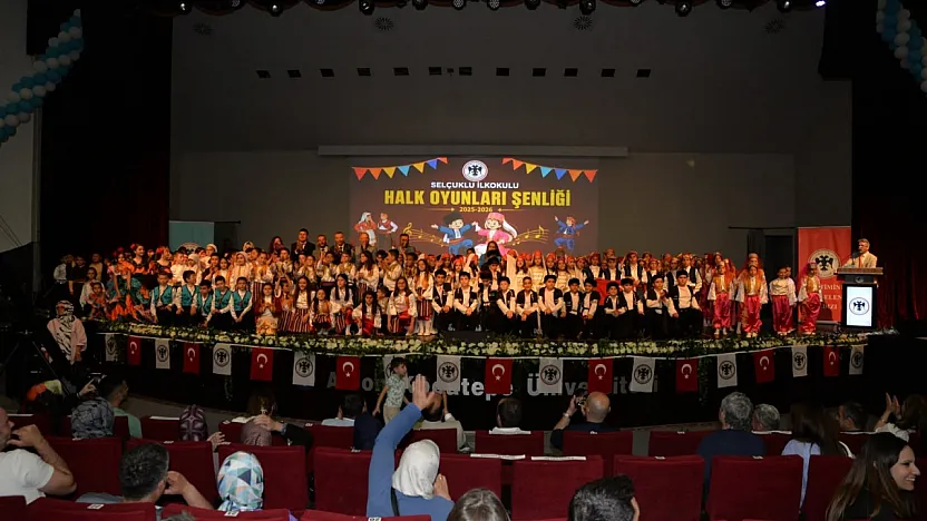 Halk Oyunları Performanslarına Büyük Alkış