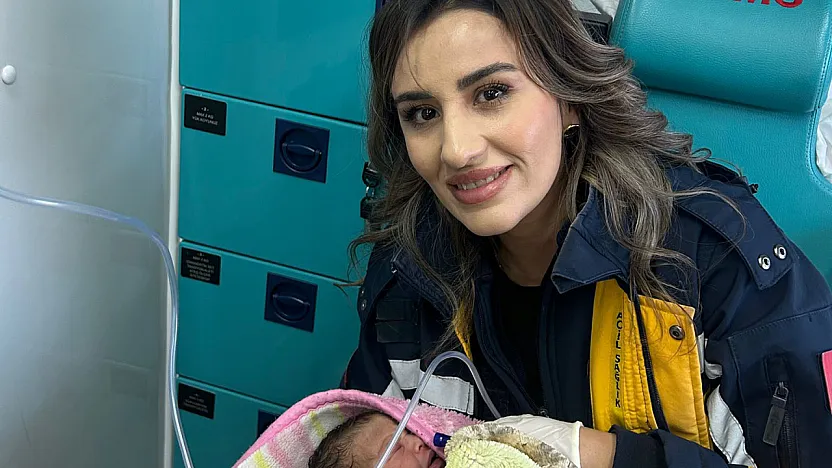 Hastaneye Yetişemedi, Dünyaya Gözlerini Ambulansta Açtı