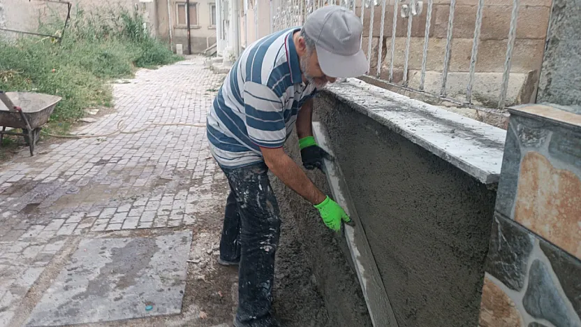 Hem İmam, Hem Usta... Caminin Tadilatını Yaptı