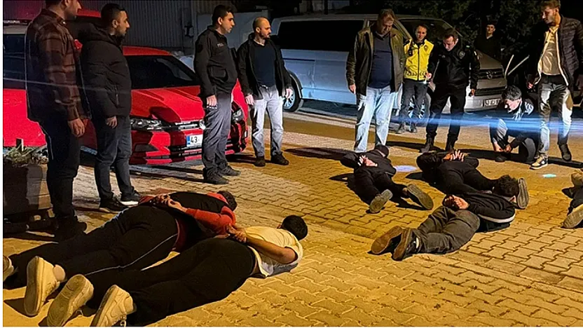 Her Yerde Varlar. Ters Kelepçe İle Gözaltına Alındılar