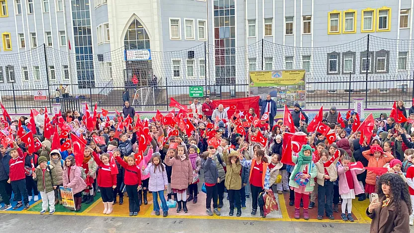 Hoca Ahmet Yesevi İlkokulu'nun Her Öğrencisi Bir Bayrak