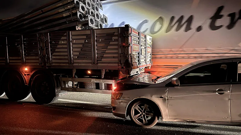 İki Tır Ve Otomobilin Çarpıştığı Kazada Bir Kişi Yaralandı