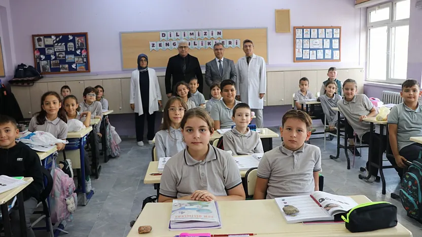 İl Milli Eğitim Müdürü Altınkaynak Sınıfa Girdi: Öğrencilerle Birlikte Ders İşledi