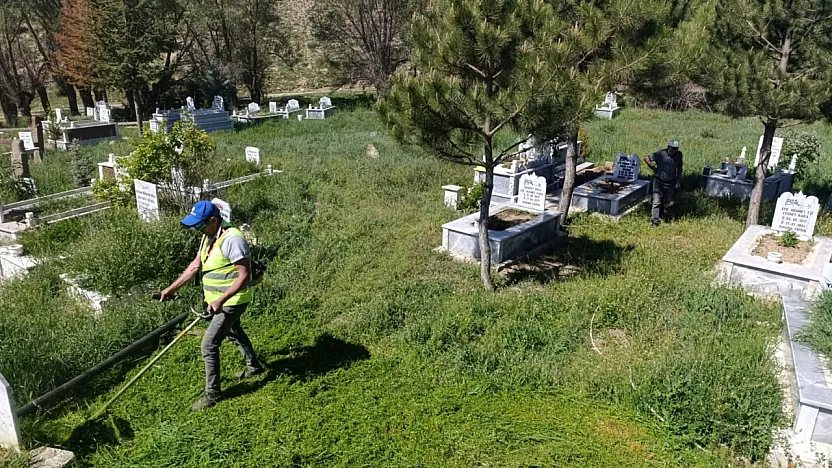 İl Özel İdaresi Ekipleri Mezarlıklarda Bayram Temizliği Başlattı