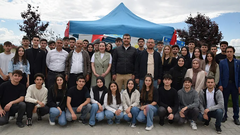 İYİ Parti, Öğrenci Merkezi Erenler'de Stant Açtı