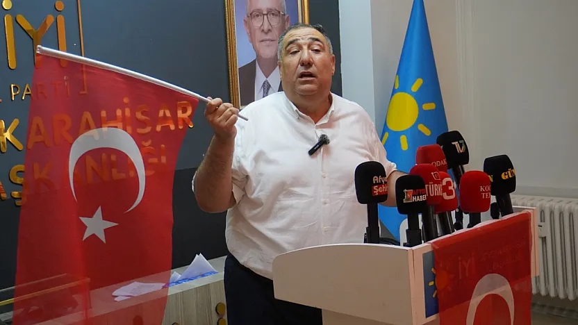 İYİ Parti Toplantısında Dikkat Çeken Hassasiyet: Bayraktan Örtü Olur Mu?