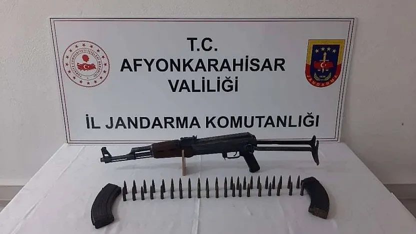 Jandarma Dinar'da Şüpheli Araçta Silah Yakaladı