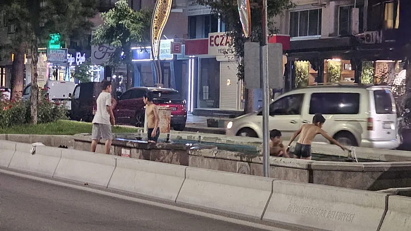 Kahkalarla Eğlenip, Ölümle Dans Ediyorlar