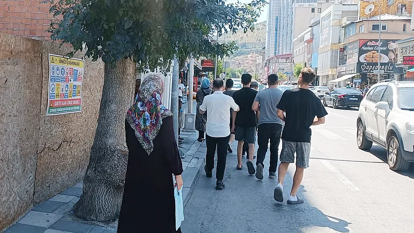 Kaldırım Kapanmış, Nereden Geçelim?