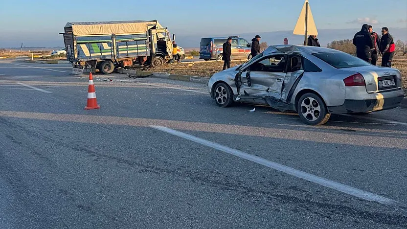 Kamyonet İle Otomobil Çarpıştı 6 Kişi Yaralandı