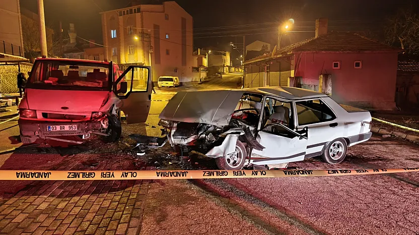 Kamyonetle Otomobil Çarpıştı, 3 Kişi Yaralandı