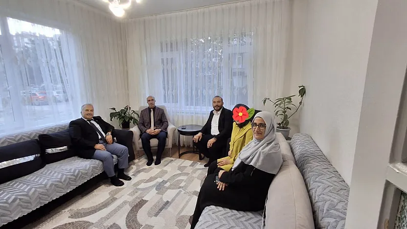 Kapısını Çaldılar, Birlikte Kutladılar