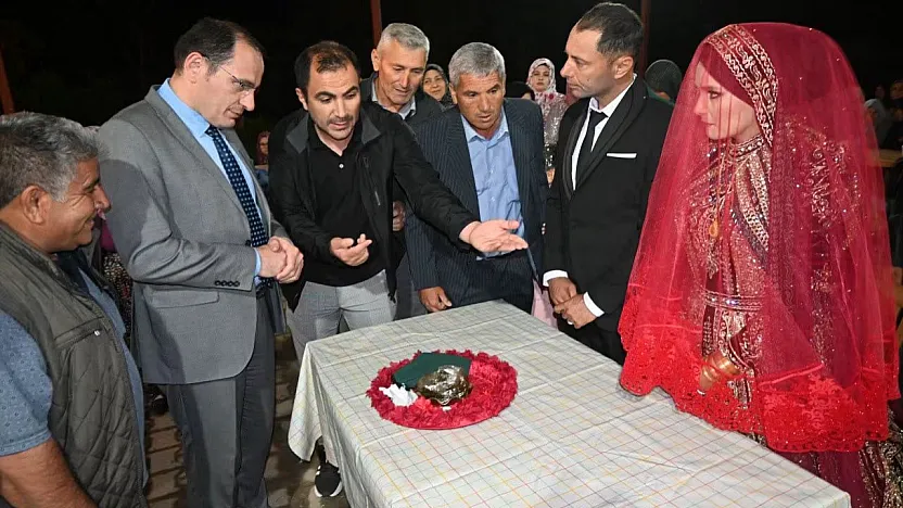 Kaymakam Türker, Piste Çıkıp Yeni Evlenen Çiftin Mutluluğuna Ortak Oldu
