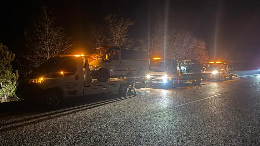 Kaza Sonrası Aracını Kontrol Eden Sürücüye Başka Bir Otomobil Çarptı
