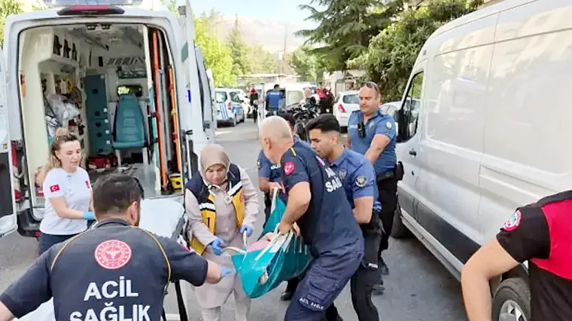 Kızını Öldürdü, Eşini Ve Diğer Kızını Yaraladı