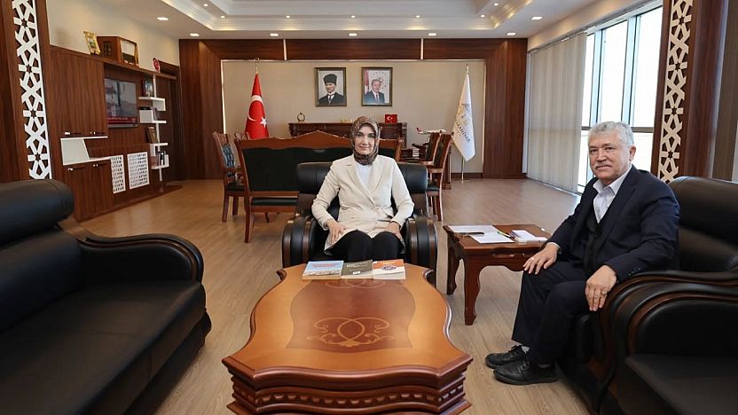 Kocatepe'nin Yazarı, Vali Yiğitbaşı'na Kitaplarını Sundu