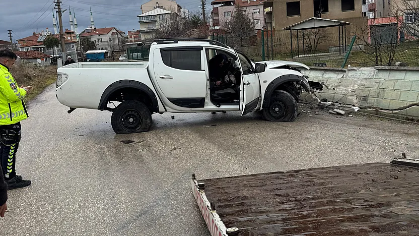 Kontrolden Çıkan Arazi Aracı Evin İstinat Duvarına Çarptı