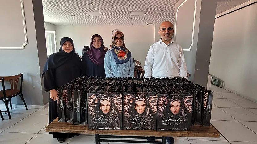 Kur'an Kursiyerlerine Eşarp Hediyesi