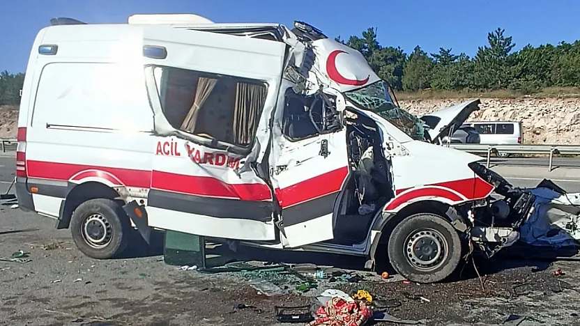 Kütahya-Afyon Yolunda Feci Kaza: 1 Ölü 4 Yaralı