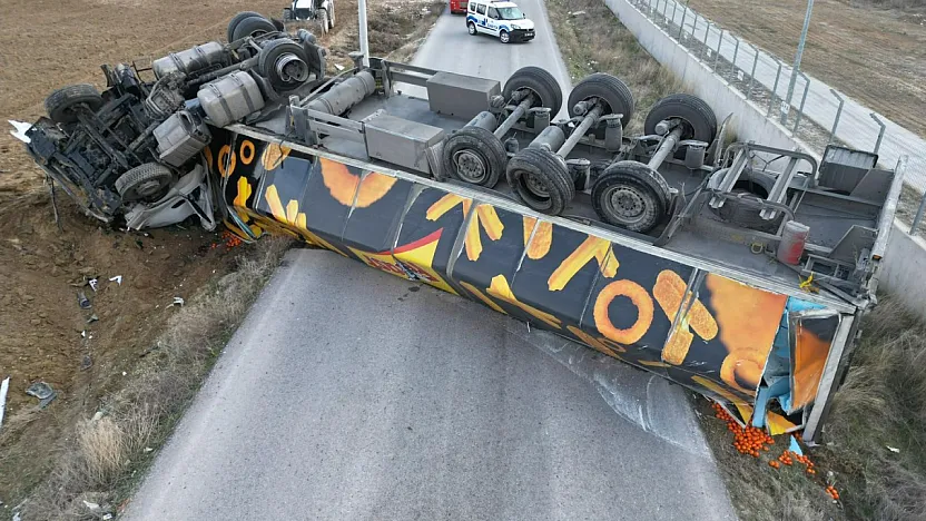 Mandalina Yüklü Tır Yolu Kapattı