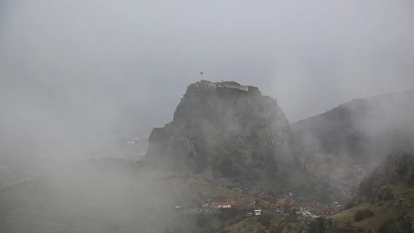 Masal diyarlarından çıkmış gibi… Sisler içinde Karahisar Kalesi