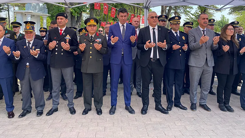 Milletin Zaferi, Şehitlerin Emaneti: Şehit Kabirlerine Karanfil Bırakıldı