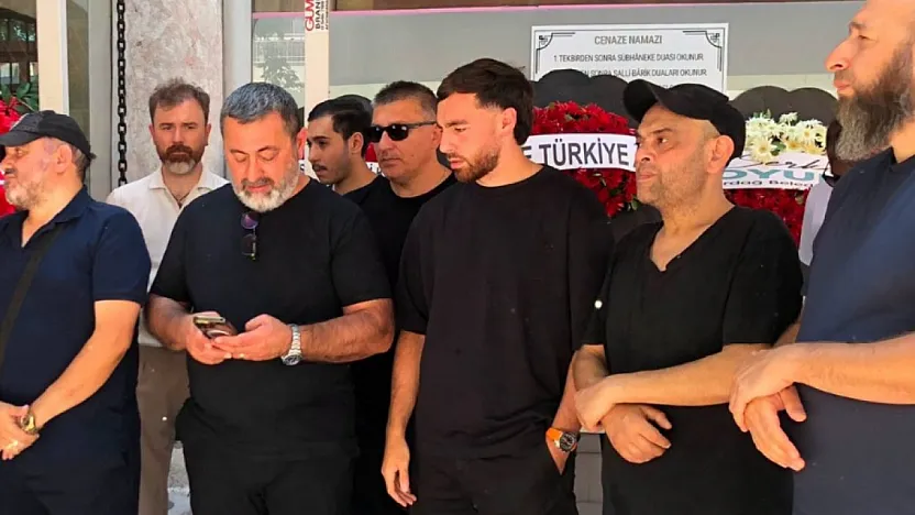Milli Futbolcu Orkun Kökçü, Anneannesinin Cenaze Namazına Katıldı